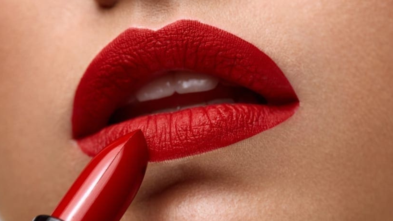 Lipstick Side Effects: లిప్‌స్టిక్ వేసుకుంటున్నారా.. అయితే ఈ సమస్యలు గ్యారంటీ !