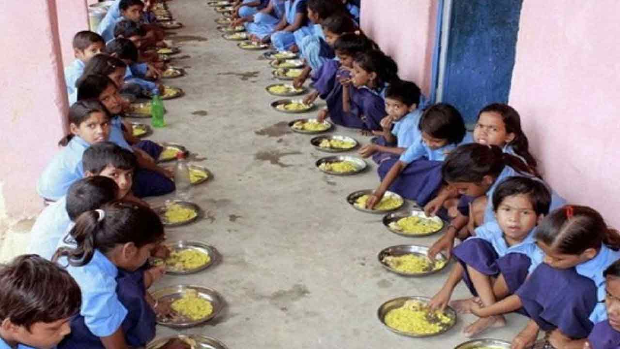 Lizard In School Meal: స్కూల్ పిల్లల భోజనంలో బల్లి!.. 30 విద్యార్థులకు అనారోగ్యం.. కేంద్రం సీరియస్