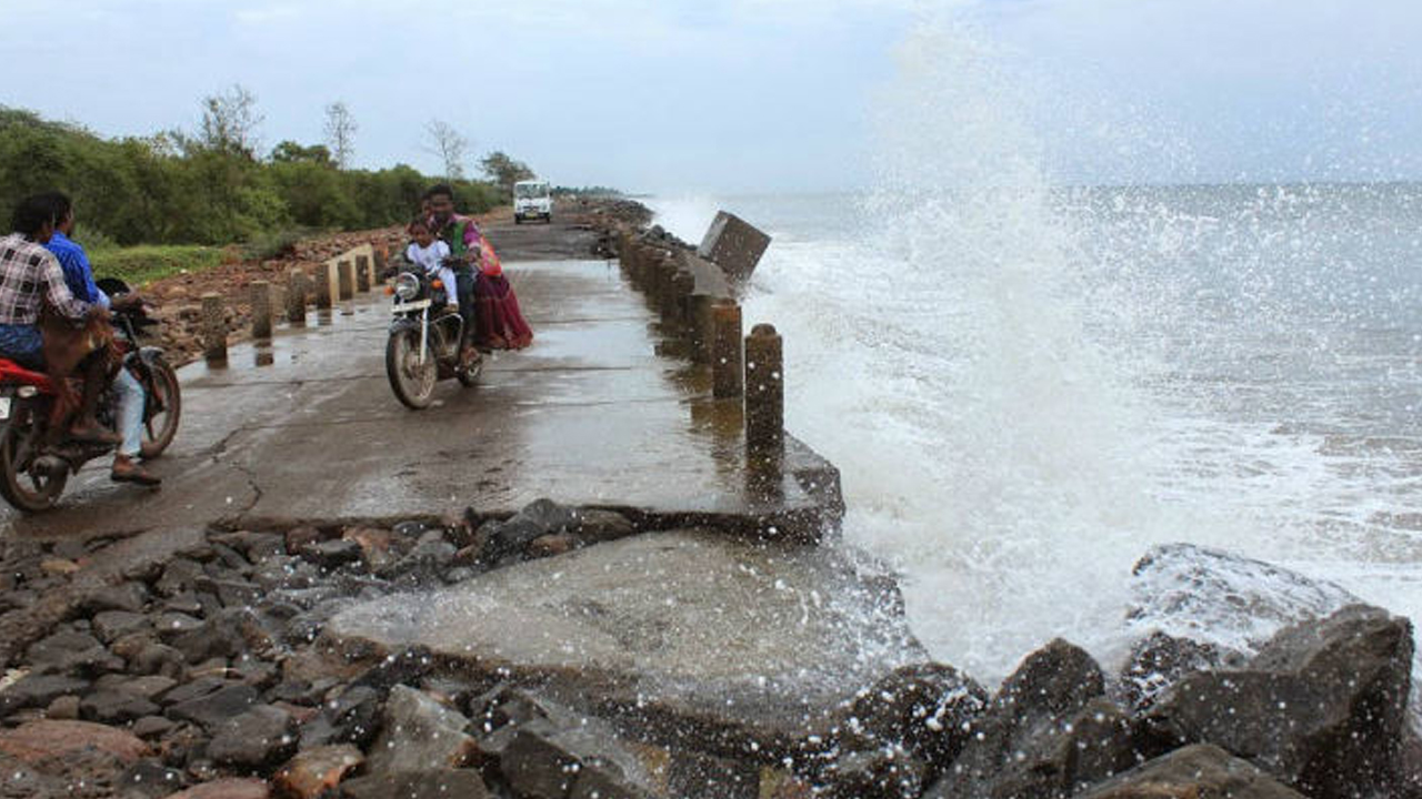 Uppada Beach : సముద్రమంత ఆశతో.. ఉప్పాడ ప్రజల ఎదురు చూపులు !