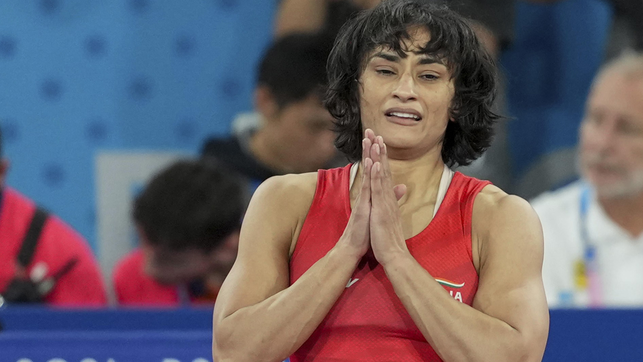 Vinesh Phogat: అమ్మ ఎంతో కష్టపడి.. మమ్మల్ని పెంచింది: వినేశ్ ఫోగట్