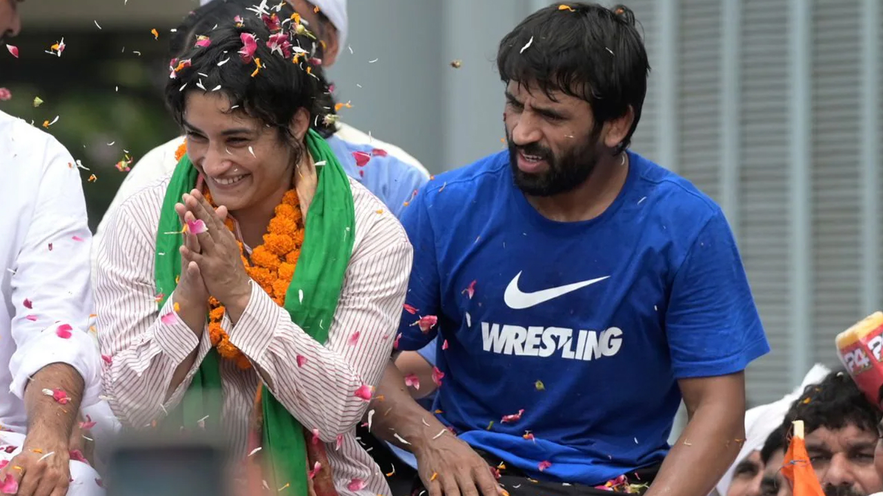 Vinesh Phogat: అక్కడ గోల్డ్ మెడల్ ఇవ్వలేదు.. కానీ నా దేశప్రజలు ఇచ్చారు: వినేశ్ ఫోగట్