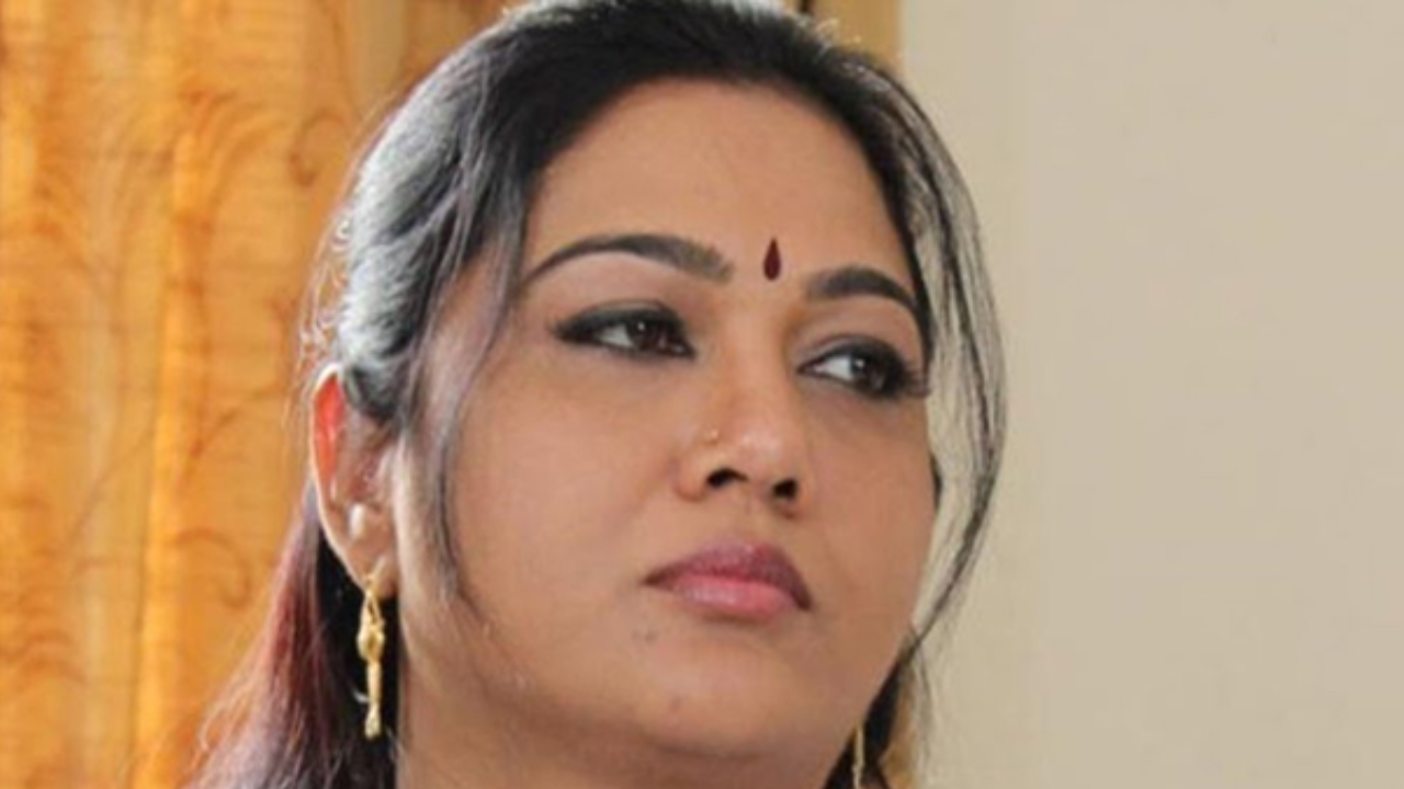 actress Hema viral vedio: నన్ను సీఎం రేవంత్ దగ్గరకు తీసికెళ్లండ్రా బాబూ..నటి హేమ రిక్వెస్ట్