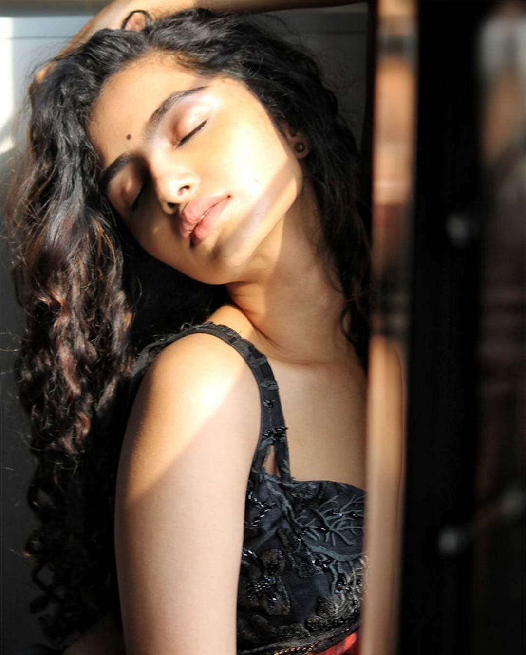 Anupama Parameswaran Hot Stills: అనుపమా పరమేశర్వన్ హాట్ పోజులు చూశారా!