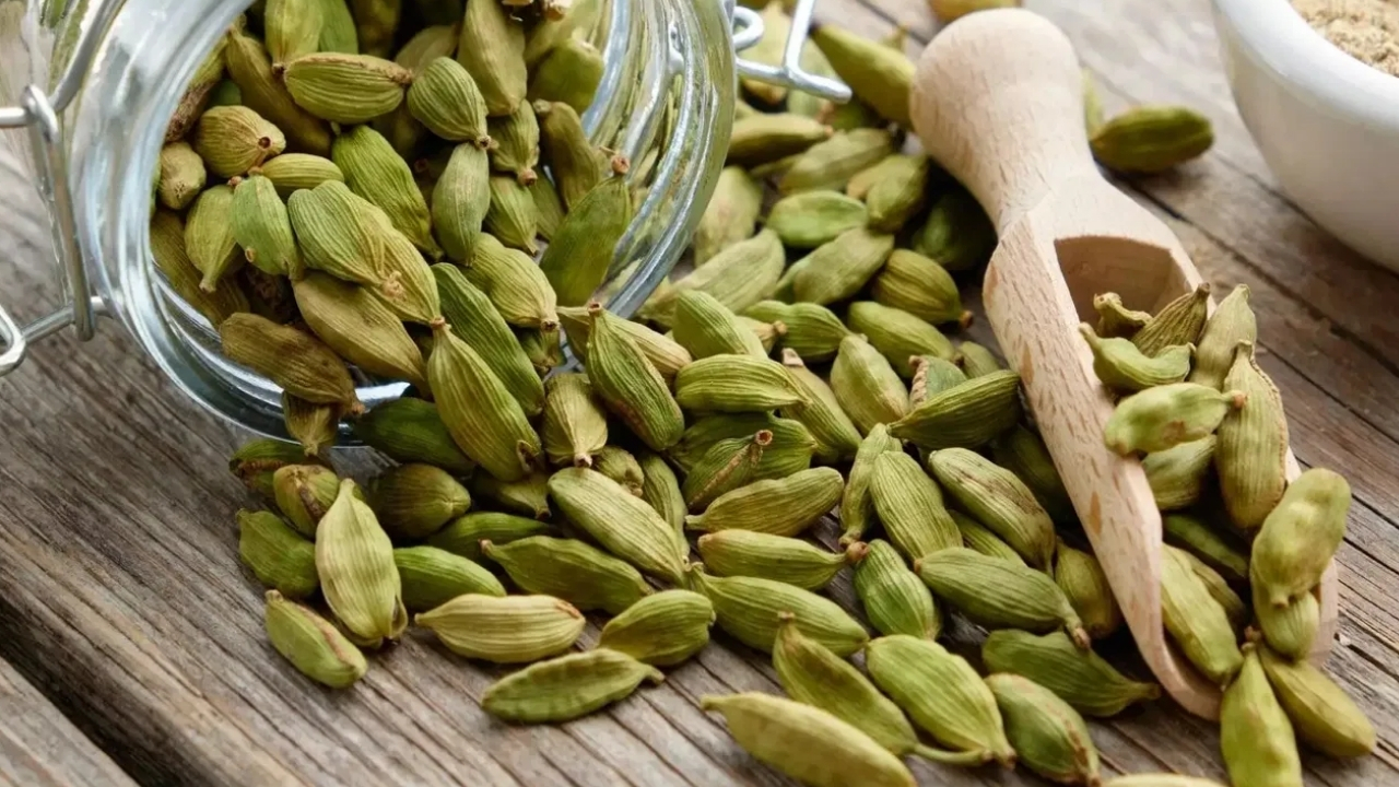 Cardamom Benefits: పరగడుపున యాలకులు తింటే శరీరంలో ఎన్ని అద్భుతాలు జరుగుతాయో తెలుసా..