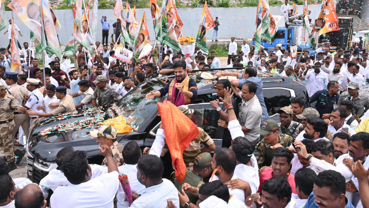 CM RevanthReddy: హైదరాబాద్‌లో సీఎం రేవంత్‌రెడ్డి, ఎయిర్‌పోర్టులో ఘన స్వాగతం, కాకపోతే..