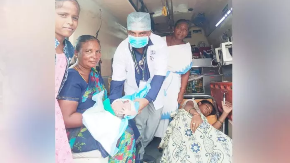 Ambulence Delivary: అంబులెన్స్ లో పండంటి బిడ్డకు జన్మనిచ్చింది