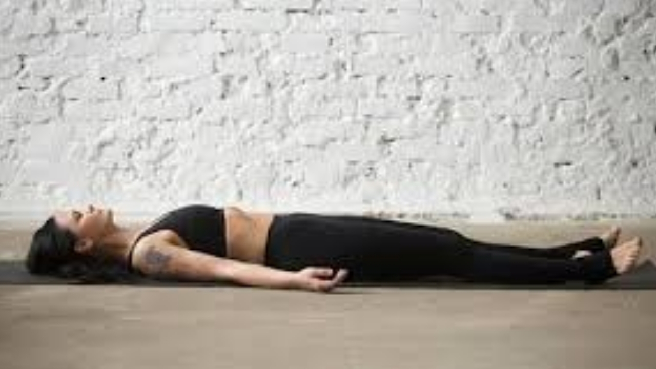 Shavasana Benefits: ఖాళీగా ఉన్న సమయంలో ఒక్కసారి ఈ శవాసనం ట్రై చేయండి.. లాభాలు తెలిస్తే పక్కా చేసేస్తారు