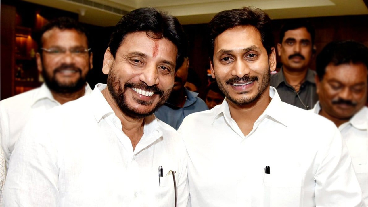 Jagan shock to Duvvada: ఫ్యామిలీ మేటర్‌లో పార్టీని లాగినందుకు..  దువ్వాడకు షాకిచ్చిన జగన్