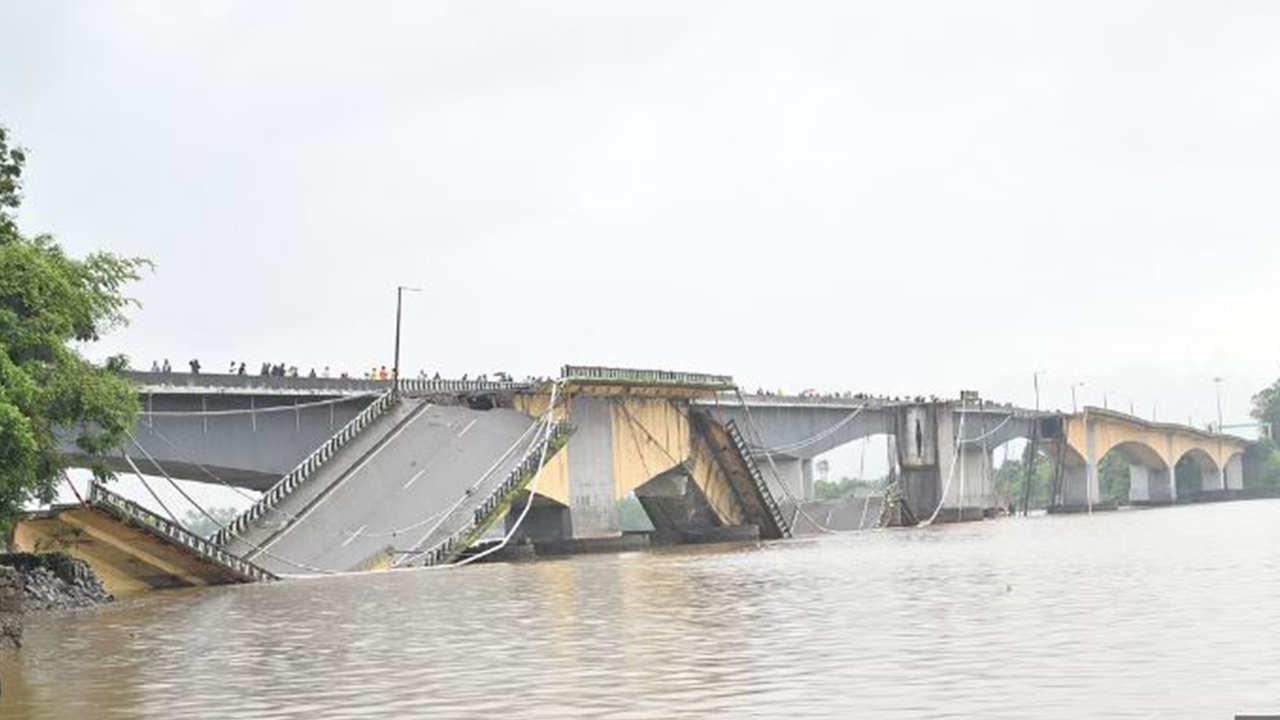 Kali river collapsed: ముక్కలైన కాళీ బ్రిడ్జి.. అసలేం జరిగింది?