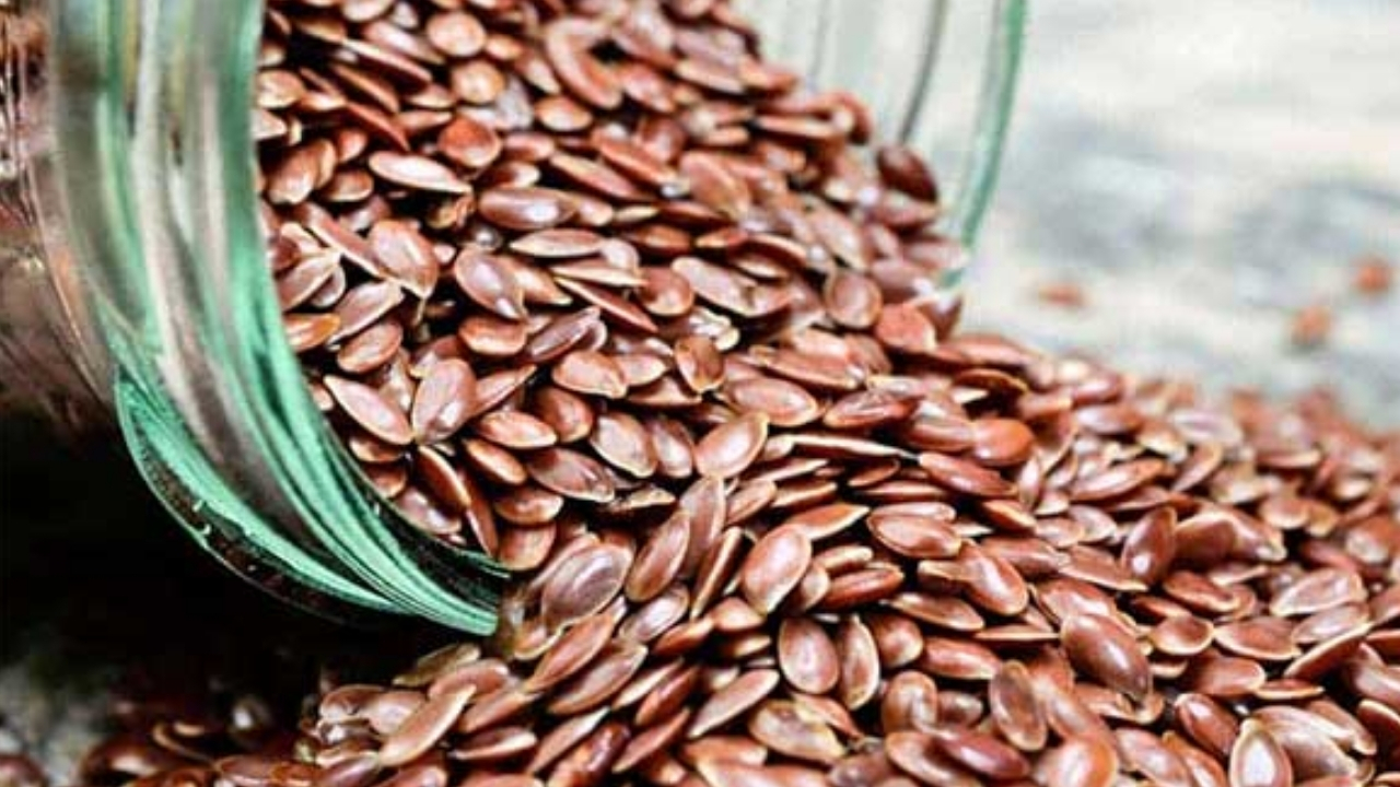 Flax Seeds Benefits : ప్రతీ రోజూ వీటిని రెండు స్పూన్లు తీసుకుంటే శరీరంలో ఊహించని మ్యాజిక్ చూస్తారు..