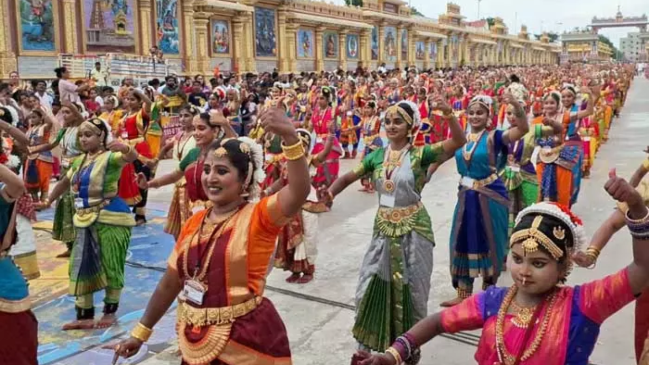 Dance by 350 artistes: మంత్రాలయంలో మంత్ర ముగ్ధులను చేసిన నాట్యం..అంతర్జాతీయ రికార్డు