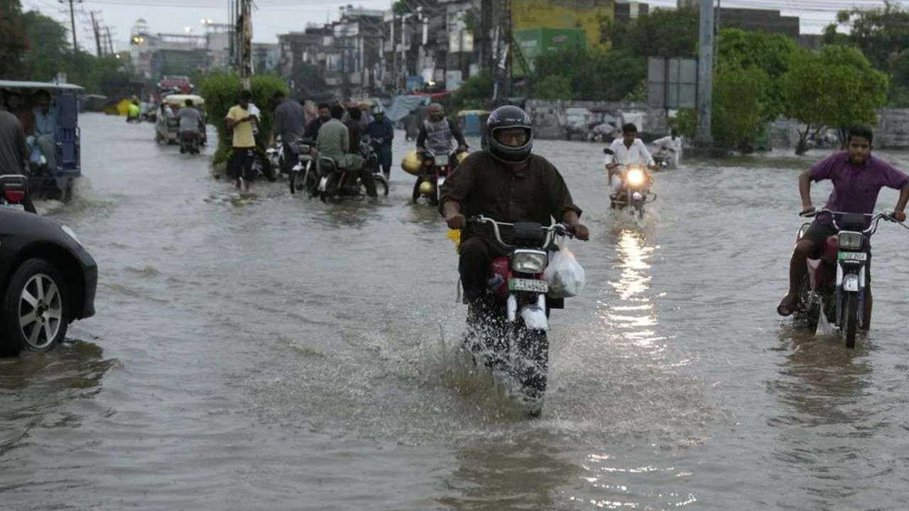 Pakistan rains 14 people killed: పాకిస్థాన్‌లో వర్ష బీభత్సం, 14 మంది మృతి