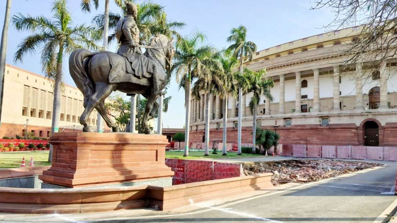 Parliament: పార్లమెంట్ ఆవరణలో మరోసారి భద్రతా వైఫల్యం..పోలీసుల అదుపులోకి!