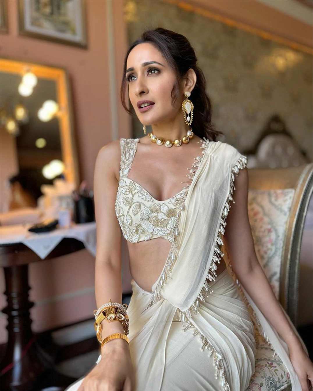 Pragya Jaiswal Photos: ఎత్నిక్ డ్రెస్సులో ప్రగ్యా జైస్వాల్ గ్లామర్.. రెండు కళ్లు చాలడం లేదు..