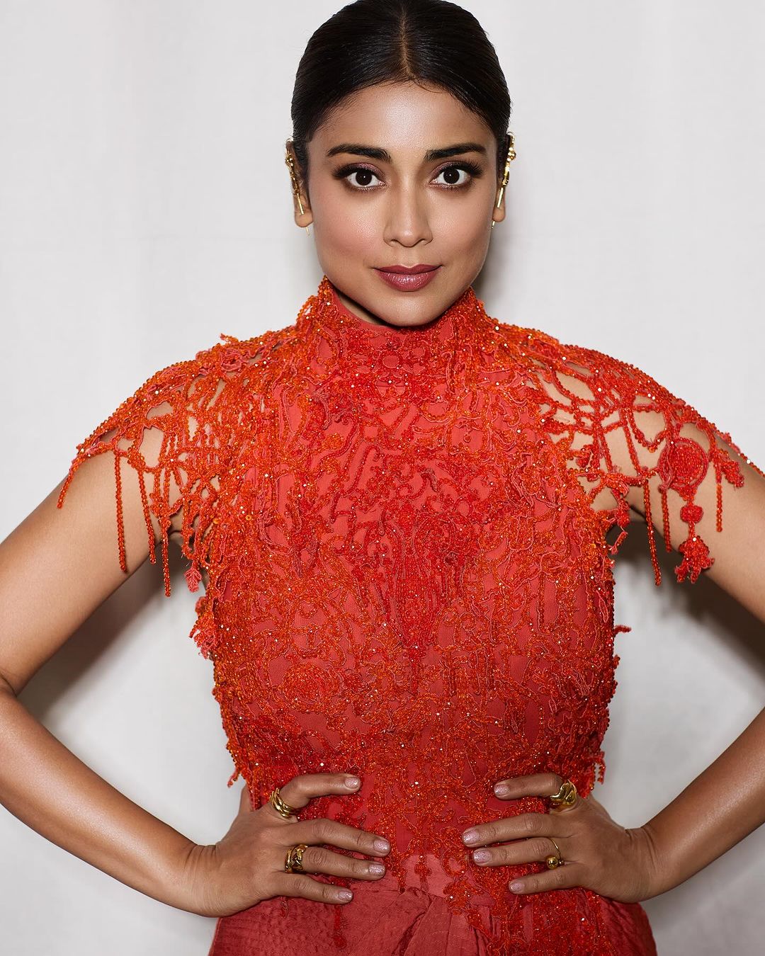 Shriya Saran: రెడ్ డ్రెస్సులో శ్రియ అందాల మెరుపులు..