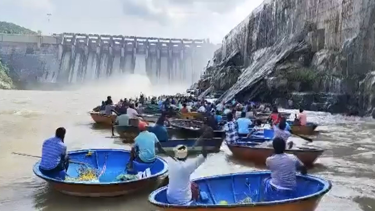 Srisailam dam gates closed: శ్రీశైలం డ్యామ్ గేట్స్ క్లోజ్, వెంటనే వేట మొదలు..