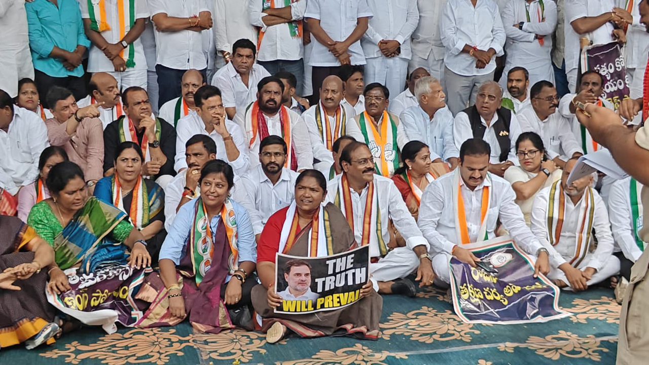 Congress leaders dharna: ఈడీ ఆఫీసు.. కాంగ్రెస్ నేతల ధర్నా, అదానీ వ్యవహారం తేల్చాలంటూ..