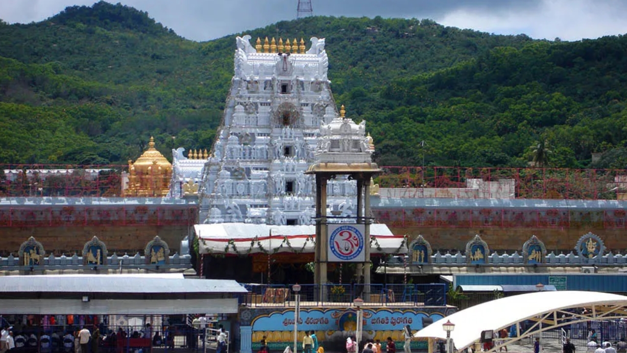 Tirupati: తిరుపతికి వెళ్తున్నారా ? టికెట్ బుక్ చేసుకునే ముందు ఈ విషయాలు తెలుసుకోండి..