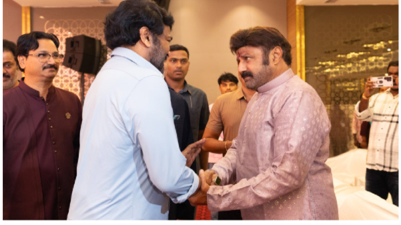 Chiranjeevi, Balakrishna meet: ఒకే వేదికలో చిరు, బాలయ్య కలిసారిలా