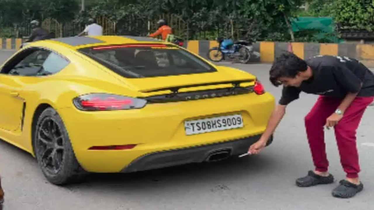 Cigarette Fire With Porsche: కారు సైలెన్సర్‌తో సిగరెట్‌కు నిప్పింటించిన యువకుడు.. దూల తీరిందిగా!