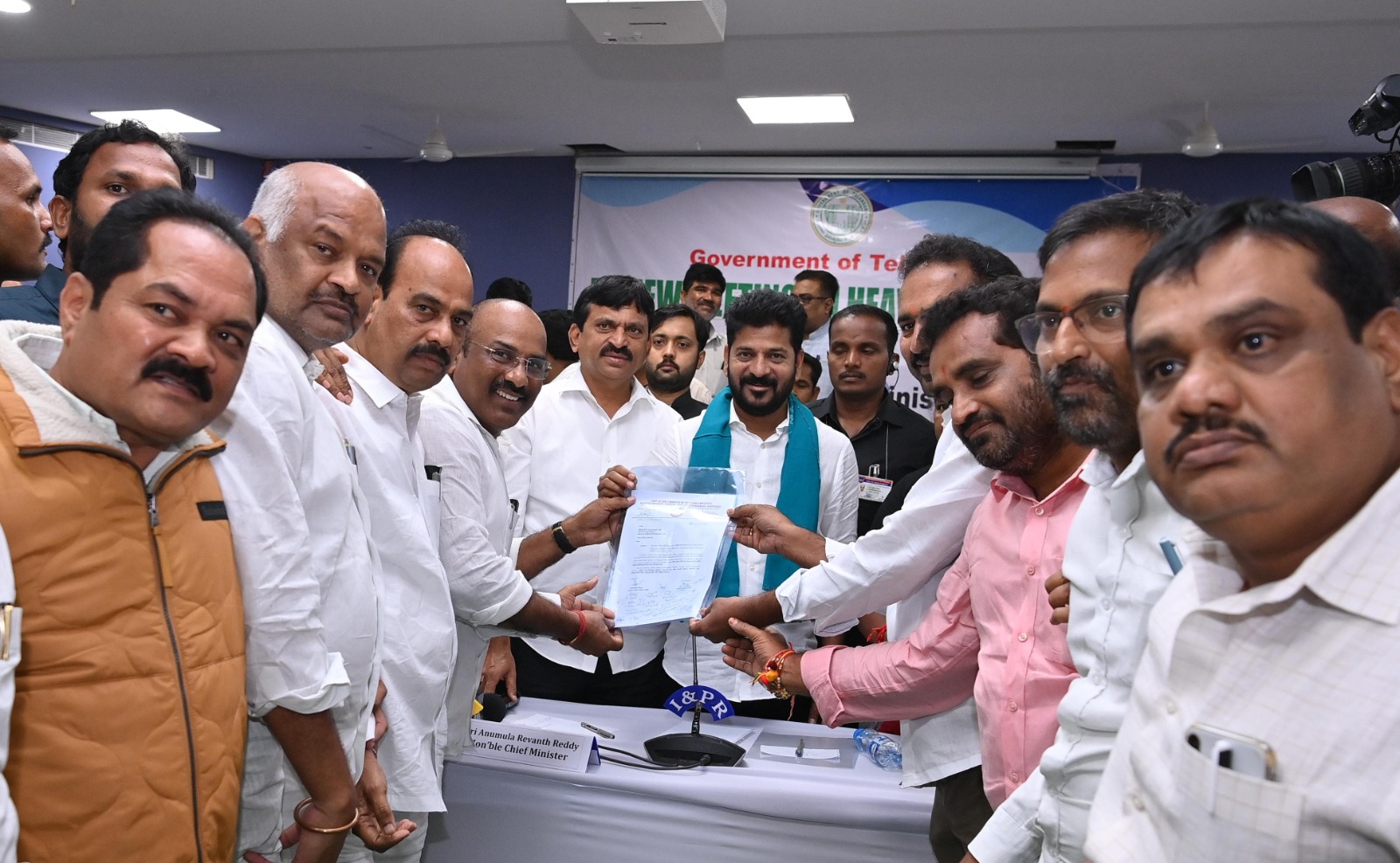 Donation: ఉద్యోగుల పెద్ద మనసు.. రూ 130 కోట్ల విరాళం అందించిన టీజేఏసీ