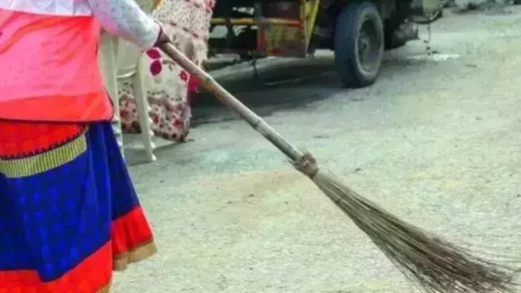 Sweeper Jobs: ఏంటండీ ఈ విడ్డూరం.. రోడ్లూడ్చే పనికి 46 వేల మంది గ్రాడ్యుయేట్ల పోటీ