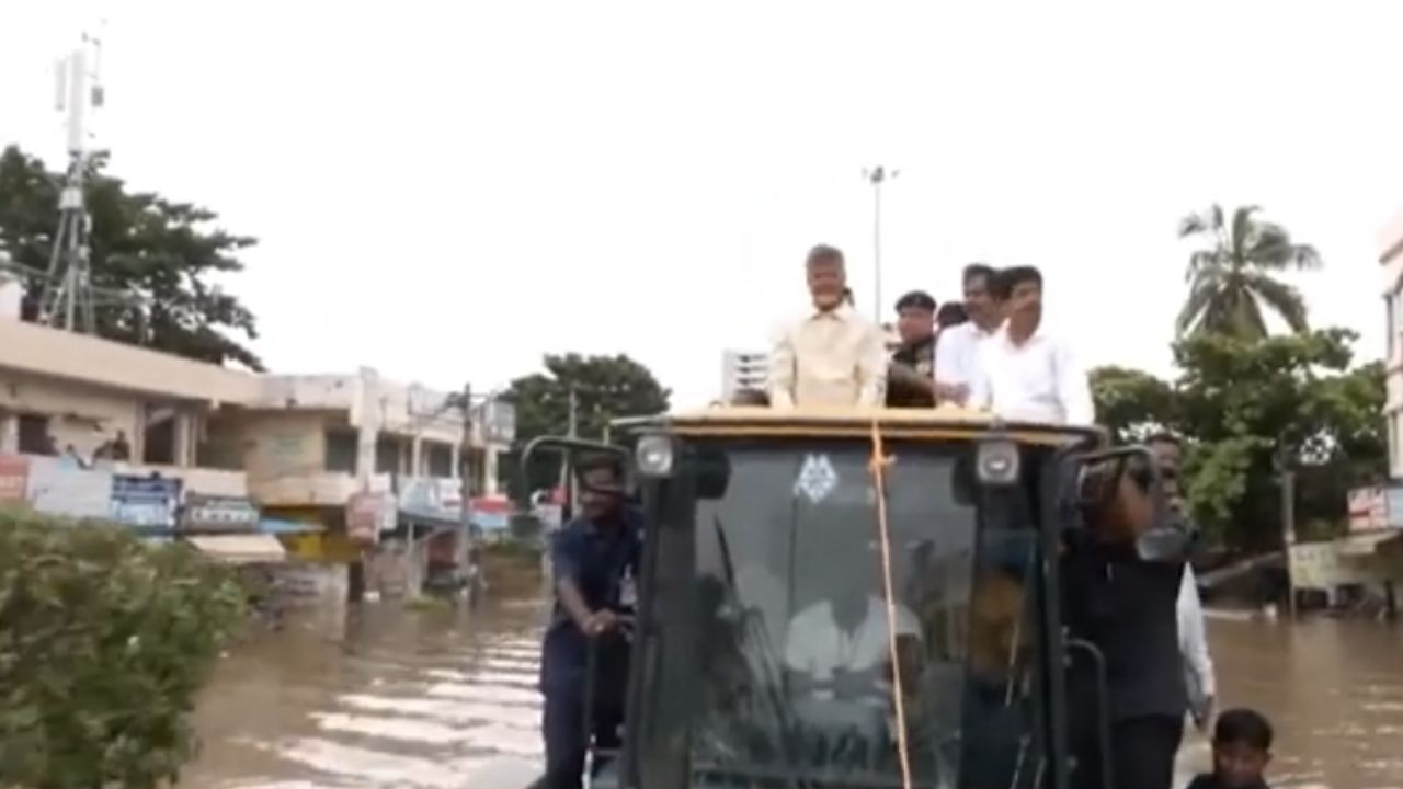 CM Chandrababu: ముంపు ప్రాంతాల్లో జేసీబీపై పర్యటించిన చంద్రబాబు.. నేనున్నానంటూ బాధితులకు భరోసా