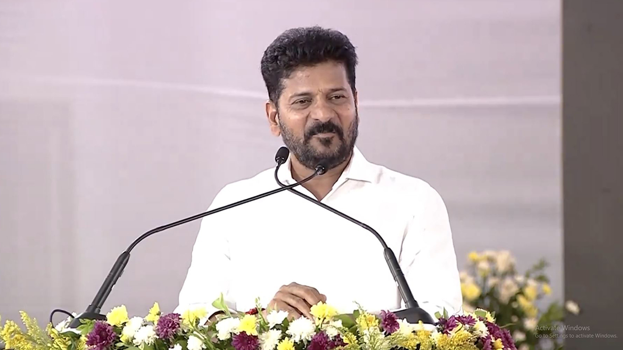 CM Revanth Reddy: రూ.30 కోట్ల చేనేత రుణ మాఫీకి సీఎం హామీ.. ఎలక్షన్స్‌లో సెలక్షన్స్, కలెక్షన్స్ అంటూ బీఆర్ఎస్‌పై రేవంత్ ఫైర్