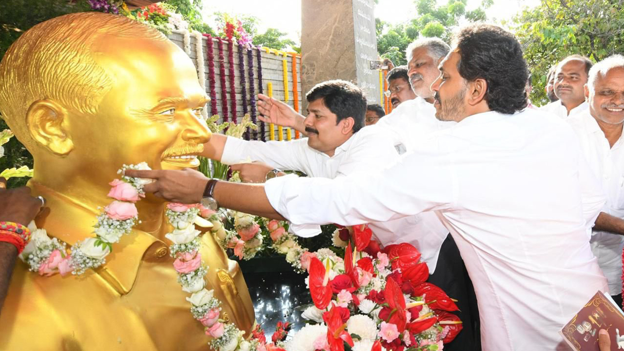 Jagan and Vijayamma: వైఎస్ఆర్‌కు జగన్, విజయమ్మ నివాళి, మిస్ యూ డాడ్ అంటూ..