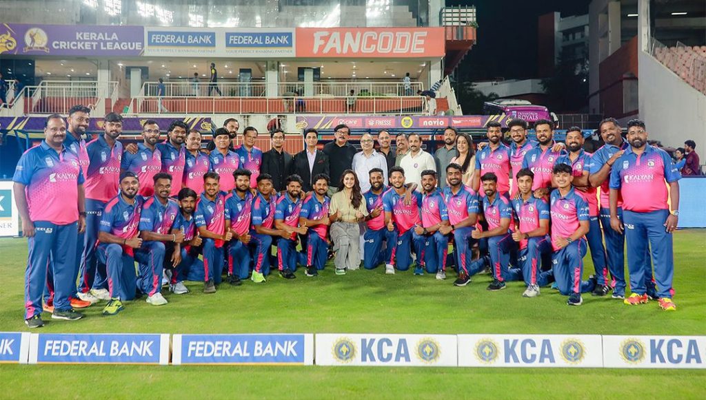 Keerthy Suresh with cricket players