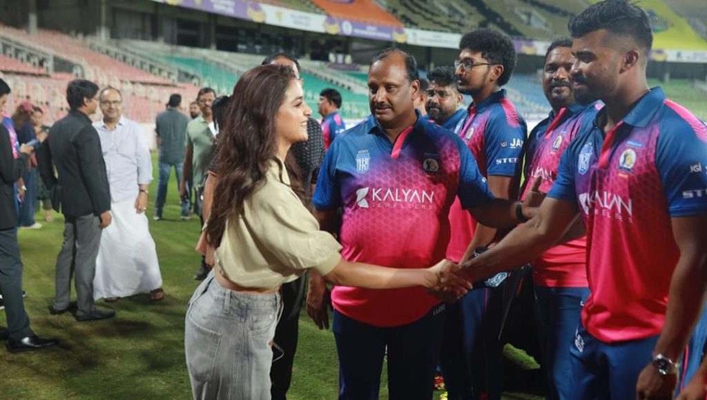 Keerthy Suresh with cricket players