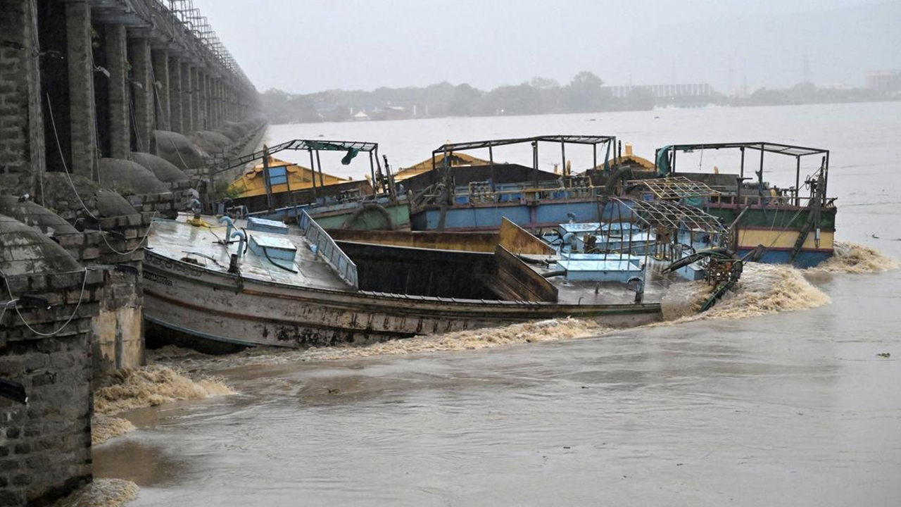 Prakasam barrage report: ప్రకాశం బ్యారేజ్ బోట్ల ఘటన, సీఎం చేతికి రిపోర్టు.. నెక్ట్స్ ఏంటి? వైసీపీ రియాక్ట్