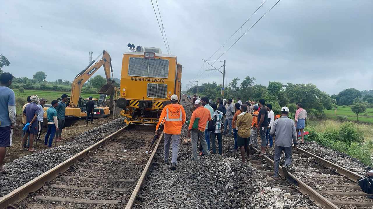 Secunderabad to Vijayawada: సికింద్రాబాద్‌-విజయవాడ రైళ్లకు అనుమతి..! రైల్వే ట్రాక్‌ల పునరుద్ధరణ.. కొనసాగుతున్న ట్రయిల్ రన్