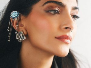 Sonam kapoor: బ్లాక్ డ్రెస్‌లో సోనమ్ కెవ్వుకేక