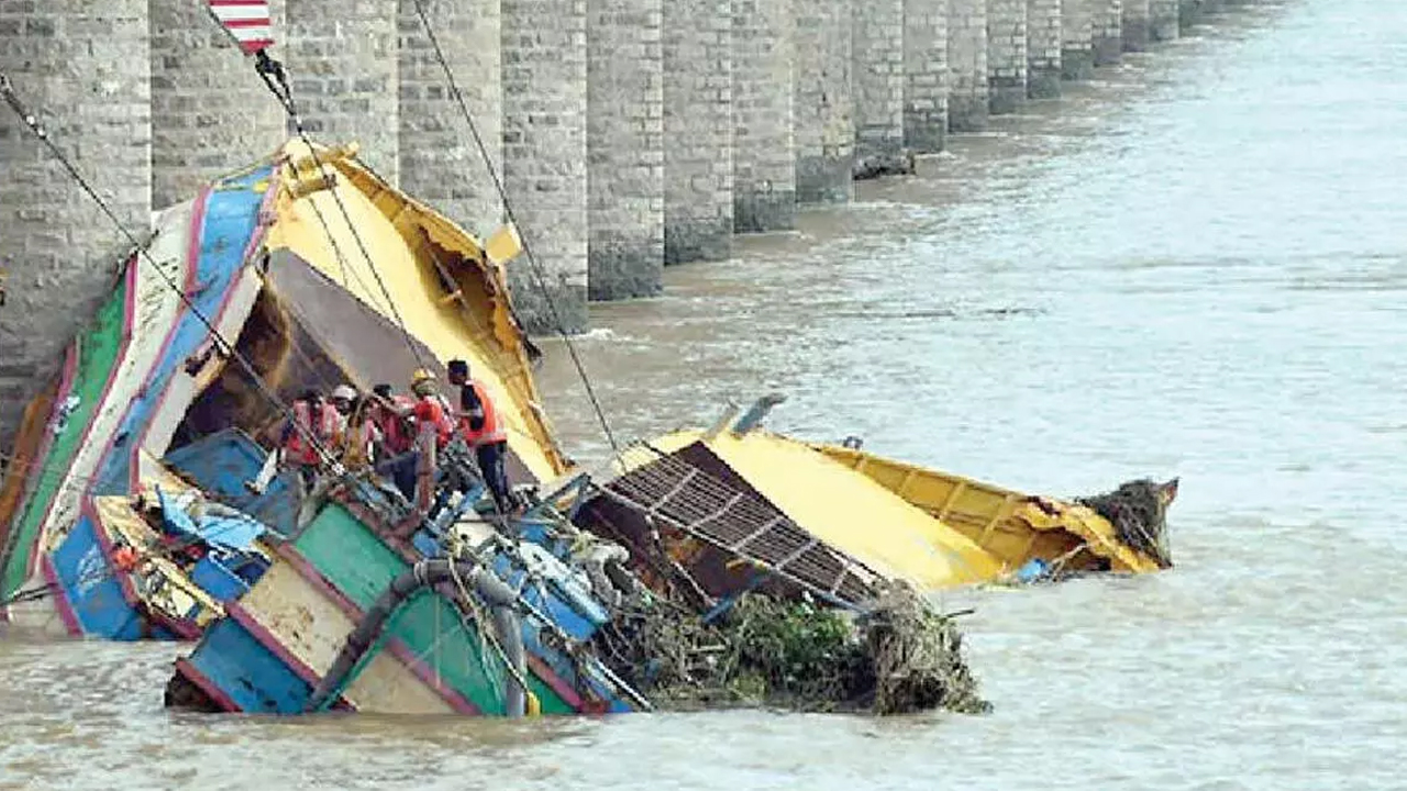 Prakasam Barrage boat incident: ప్రకాశం బ్యారేజ్ బోట్ల కుట్ర రివీల్.. కొత్త విషయాలు బయటపెట్టిన టీడీపీ, కాకపోతే..