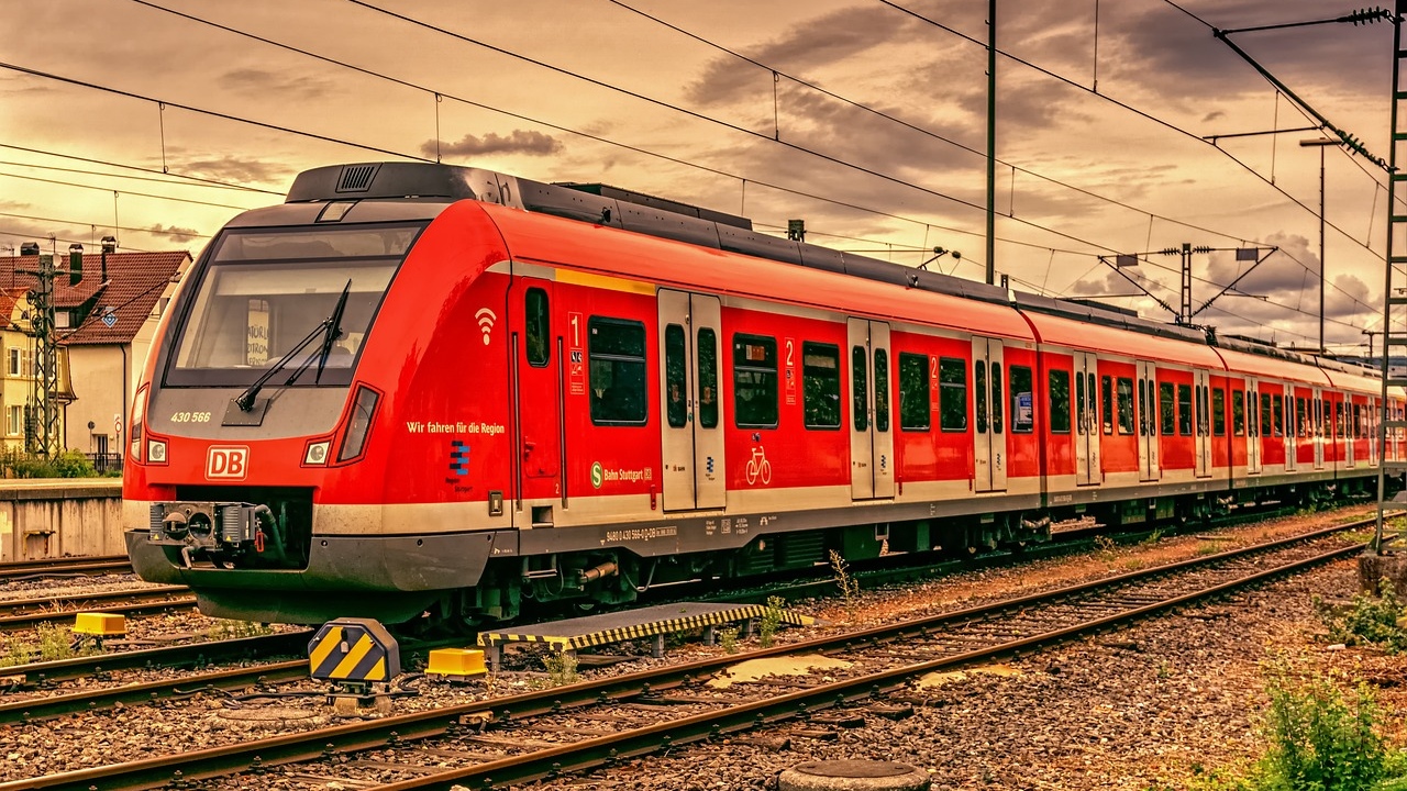 Longest Train Services: దేశంలో అత్యంత ఎక్కువ దూరం ప్రయాణించే రైళ్లు ఇవే, ఏకబిగిన ఎన్ని వేల కిలో మీటర్లు ప్రయాణిస్తాయో తెలుసా?