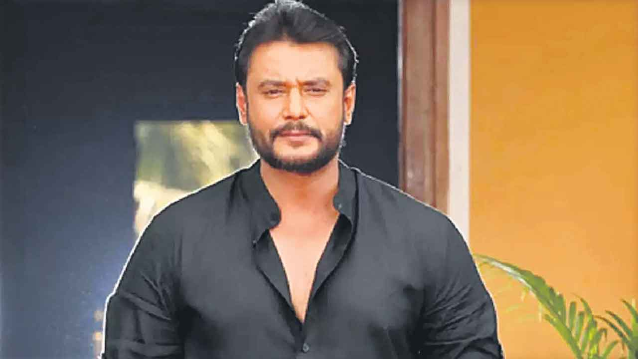 Darshan Case : దర్శన్ జైల్లో సోదాలు… ఇన్ని భోగాలు ఏంటి స్వామి.. ఇది జైలా – 5 స్టార్ హోటలా..