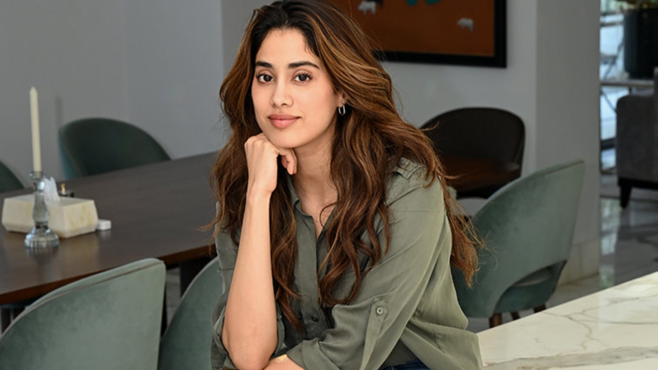 Janhvi kapoor: అక్కడ దిక్కేలేదు.. ఇక్కడ పొగరు చూపిస్తోందా.. ఇలా అయితే కష్టం బేబీ..!