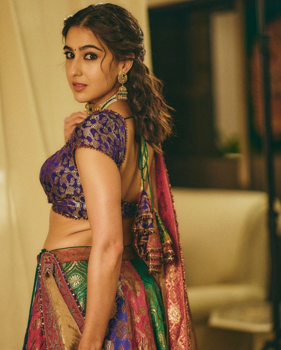 Sara Ali Khan: వినాయక చవితి వేడుకల్లో సారా అలీ ఖాన్.. డార్క్ బ్లూ లెహెంగాలో చూడచక్కని అందం