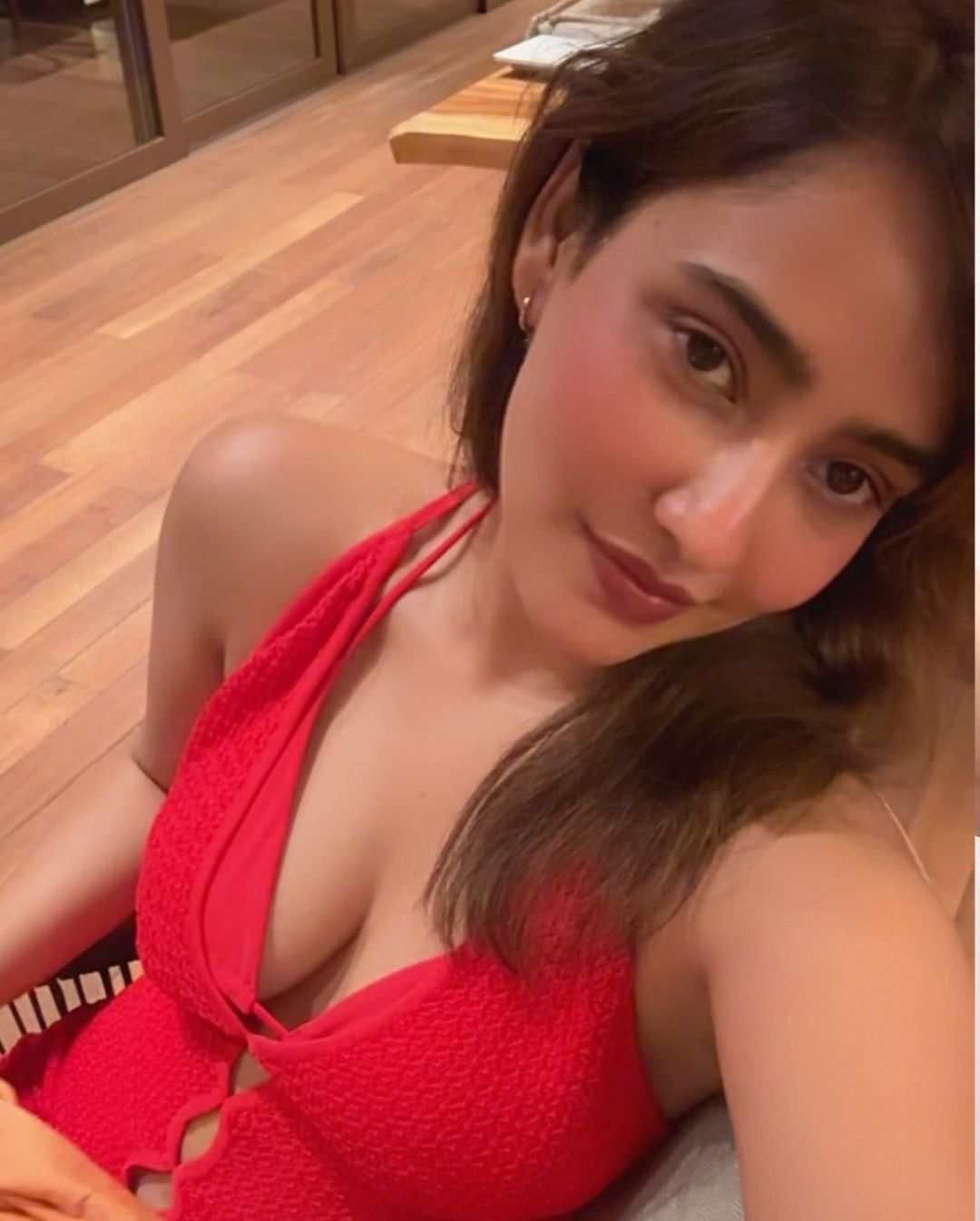 Neha Sharma: రెడ్ టాప్‌లో హాట్ మిర్చీలాగా ‘చిరుత’ భామ.. వారం రోజులు ఫుల్ ఎంజాయ్‌మెంట్!