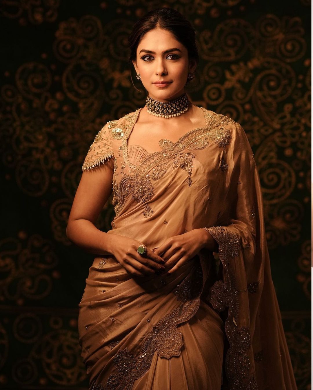 Mrunal Thakur: కాటుక కళ్లతో కట్టిపడేస్తున్న మృణాల్.. ఇది కదా మాకు కావాల్సింది!