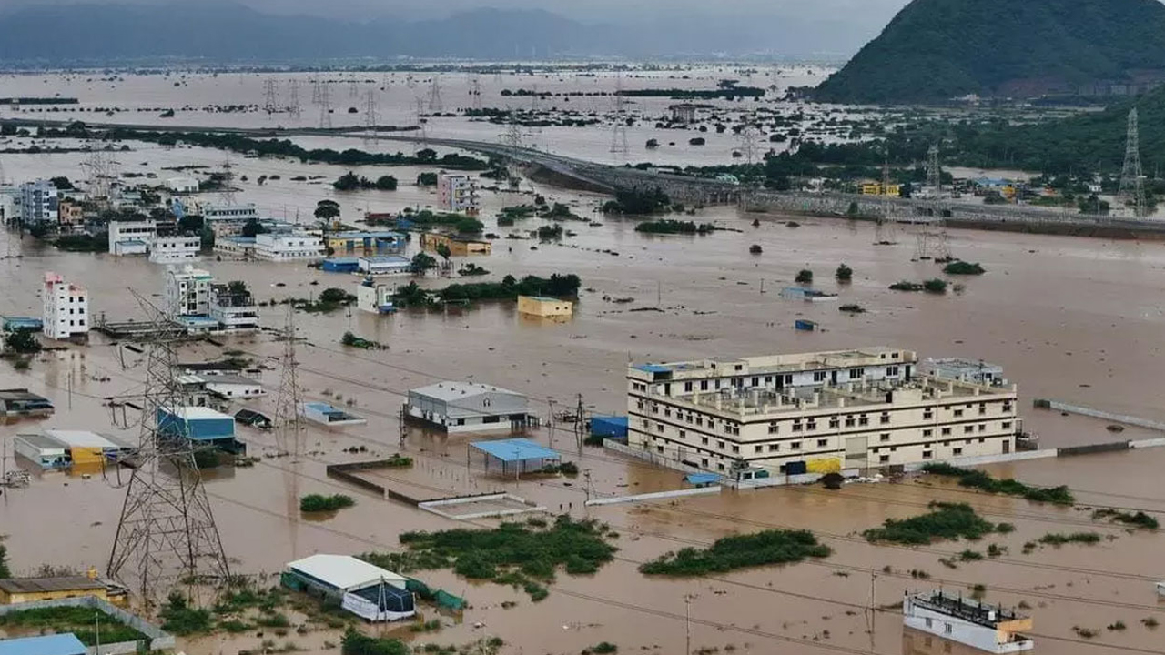 Vijayawada floods: బాధితులను ఆదుకోకుండా విమర్శలేంటి? ఈ పాపం ఎవరిది?