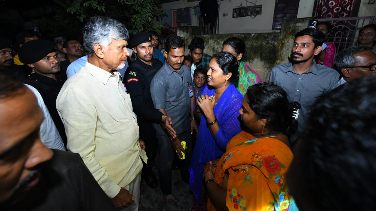 CM Chandrababu: వణికిన బెజవాడ.. అర్థరాత్రి నుంచి ఉదయం వరకు.. ముంపు ప్రాంతాల్లో సీఎం చంద్రబాబు పర్యటన