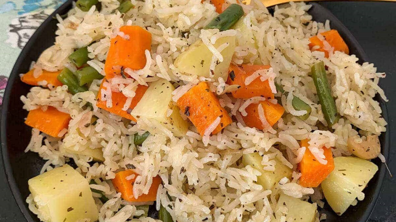 Vegetable pulao: నూనె అవసరం లేకుండా వెజిటబుల్ పులావ్ ఇలా చేసేయండి, ఇది ఎంతో హెల్తీ రెసిపీ