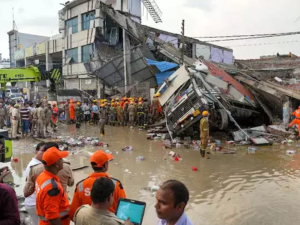 Lucknow Building collaps : యూపీలో ఘోర ప్రమాదం.. కూలిన బిల్డింగ్.. ఐదుగురు మృతి