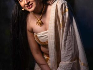 Poonam Kaur: ఎలారా.. ఇంత అందాన్ని గురూజీ పక్కన పెట్టాడు