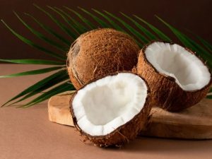 Coconut Benefits: వంటింట్లో ఉండే పచ్చి కొబ్బరిని ఒక్క సారి వాడితే.. బ్యూటీ పార్లర్‌కు వెళ్లాల్సిన అవసరమే ఉండదు