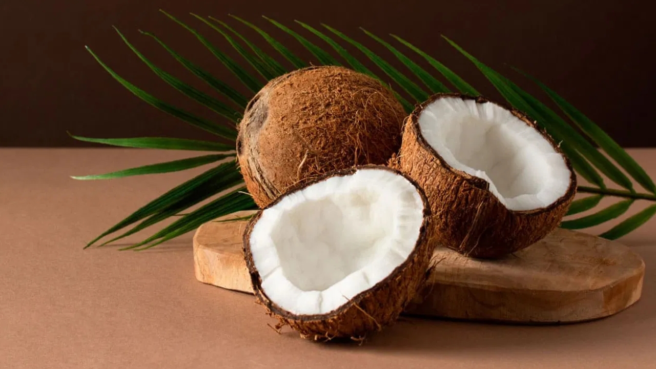 Coconut Benefits: వంటింట్లో ఉండే పచ్చి కొబ్బరిని ఒక్క సారి వాడితే.. బ్యూటీ పార్లర్‌కు వెళ్లాల్సిన అవసరమే ఉండదు