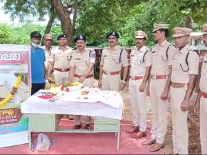 Police: ఆ శునకానికి పుష్పగుచ్ఛాలతో నివాళులు.. పోలీసు బ్యాండ్‌తో అంత్యక్రియలు