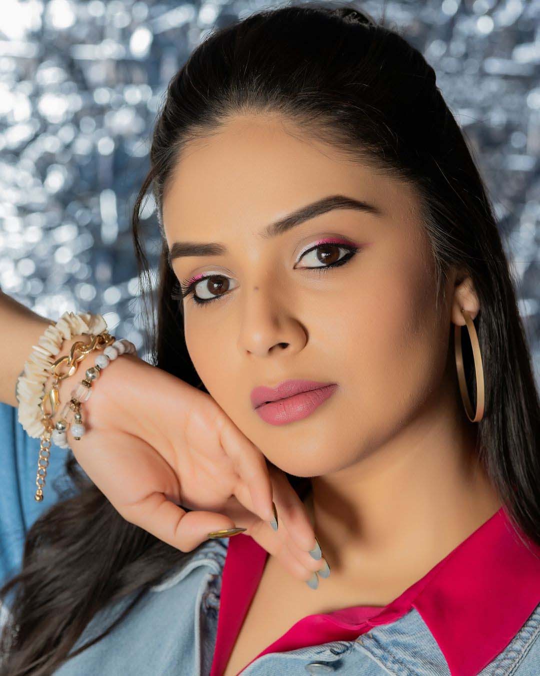 Anchor Sreemukhi: నాటు అందాల ఘాటు చూపిస్తోన్న శ్రీముఖి.. ఫోజులు పిచ్చెక్కించాయ్